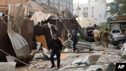 រូបថត​ផ្តល់​ឱ្យ​ដោយ​អាជ្ញាធរ​ប៉ូលិស​អ៊ុយក្រែន​នេះ​បង្ហាញ​ មន្ត្រី​ប៉ូលិស​ម្នាក់​និង​អ្នក​ជួយ​សង្គ្រោះ​បន្ទាន់​ម្នាក់​ដើរ​​ពី​មុខ​ភោជនីយដ្ឋាន​មួយ​កន្លែង​ដែល​រង​ការ​ខូចខាត​ពី​ការ​វាយប្រហារ​របស់​រុស្ស៊ី​នៅ​ទី​ក្រុង Kramatorsk ប្រទេស​អ៊ុយក្រែន កាល​ពី​ថ្ងៃ​ទី​២៧ ខែ​មិថុនា ឆ្នាំ​២០២៣។