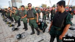 មន្ត្រី​ប៉ូលិស​​និយាយ​ថា​ ការ​ចូល​កាន់​កាប់​យក​ទីលាន​ប្រជា​ធិបតេយ្យ​នេះ​ជាការ​ធ្វើ​សម​យុទ្ធ​បង្ក្រាប​​បាតុកម្ម​តែ​ប៉ុណ្ណោះ។​