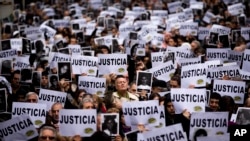 له‌ 19مین ساڵوه‌گه‌ڕی بۆمبدانانه‌وه‌ی ناوه‌ندی جووله‌که‌کان خۆپێشاندانی خه‌ڵکی ئارژانتین بۆ "داد" له‌18ی جولای 2013. 