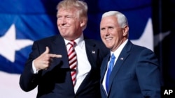 مایک پنس در کنار دونالد ترامپ