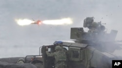 台灣軍方2024年8月26日在反兩棲登陸演習中發射反坦克導彈。