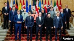 2025년 3월 2일 영국 런던에서 열린 유럽 정상 회의에 참석한 볼로디미르 젤렌스키 우크라이나 대통령과 유럽 각국 정상들이 기념촬영을 갖고 있다.