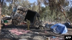 Izraelski vojnici pretražuju mjesto napada palestinskih militanata na muzički festival Supernova Desert, u blizini kibuca Reim u pustinji Negev na jugu Izraela 12. oktobra 2023.