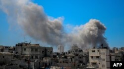 Asap mengepul pasca pemboman Israel di sekitar rumah sakit Al-Shifa di Kota Gaza pada 23 Maret 2024, di tengah pertempuran Israel dan kelompok militan Hamas di Gaza. 