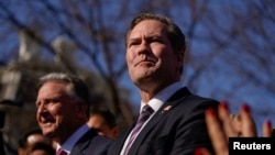 白宮國家安全顧問邁克爾沃爾茲在白宮外面對媒體講話。 (2025年2月4日)