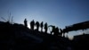 La gente mira los escombros y los escombros tras un terremoto en Kahramanmaras, Turquía, el 8 de febrero de 2023. REUTERS/Suhaib Salem