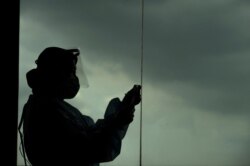 Seorang nakes mempersiapkan vaksin COVID-19 di Surabaya, 8 Februari 2021.