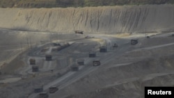 Truk-truk yang membawa hasil tambang Newmont Mining Corp di Sumbawa. (Foto: Dok)