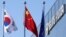南韓與中國國旗在北京郊區的現代汽車製造廠外飄揚。（2019年1月25日）