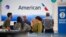 Pasagjerët presin në aeroportin e San Juan, në Puerto Rico më 24 dhjetor, 2024, ndërkohë që kompania ajrore "American Airlines" nisi fluturimet pas një ndalese një orëshe për shkak të një problemi teknik në sistemin e saj/Reuters