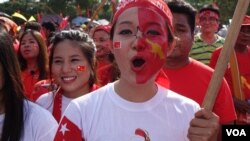 NLD supporter at rally in Yangon, Myanmar, Nov. 5, 2015. (Photo: Z. Aung / VOA) 