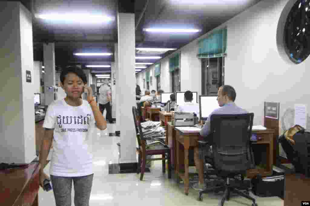 ទិដ្ឋភាព​នៃ​ថ្ងៃធ្វើការ​ចុងក្រោយ​នៃ​កាសែត​ The Cambodia Daily ក្រោយ​ប្រតិបត្តិការ​បោះពុម្ភផ្សាយ​អស់​រយៈពេល​ ២៤ឆ្នាំ​និង​១៥ថ្ងៃ​ តាំងពី​ឆ្នាំ១៩៩៣​មក​ ក្នុង​រាជធានី​ភ្នំពេញ​ ថ្ងៃទី៣ ខែកញ្ញា ឆ្នាំ២០១៧។ (ហ៊ាន សុជាតា/VOA)