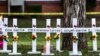 ARHIVA - Memorijal žrtavama masovnog ubistva u osnovnoj školi u Juvaldeu, u Teksasu (Foto: CHANDAN KHANNA / AFP)