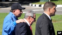 El presidente de Nicaragua, Daniel Ortega, camina con Raúl Castro después de posar para una fotografía grupal en la cumbre del G77+China en La Habana, Cuba, el 2 de septiembre de 2019.