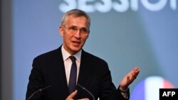 Генералниот секретар на НАТО Јенс Столтенберг зборува за време на Парламентарното собрание на НАТО во Софија на 27 мај 2024 година. (Фото: Николај ДОЈЧИНОВ / АФП)