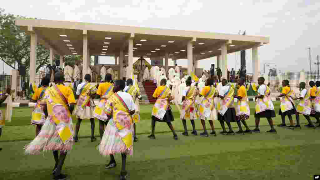 Waumini wanaimba Kwaya wakati Papa Francis akiongoza Misa mjini Juba.