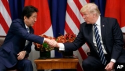 Presiden Amerika Serikat Donald Trump (kanan) berjabat tangan dengan Perdana Menteri Jepang Shinzo Abe saat berlangsungnya bilateral di Palace Hotel, saat jeda Sidang Majelis Umum PBB di New York, 21 September 2017. (Foto: dok). 