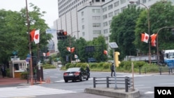  日本東京霞關的馬路兩旁2018年5月8日插上中日國旗迎接中國總理李克強到訪。（美國之音記者歌籃拍攝） 