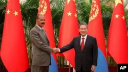 2023年5月15日，中國國務院總理李強（右）和厄立特里亞總統阿費沃基在北京人民大會堂會晤時握手