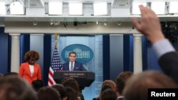 Речниця Білого дому Карін Жан-П'єр та представник Ради з нацбезпеки США Джон Кірбі проводять прес-брифінг у Білому домі у середу 13 грудня 2023 року.