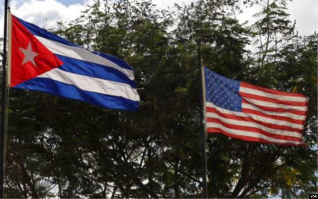 Le drapeau des États-Unis et de Cuba devant le département d'état américain, le 20 juillet 2015.