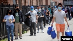 Redovi ispred banke hrane u Kvinsu, u Njujorku, 15. maj 2020. ( Foto: Rojters/Brendan McDermid/Arhiva)