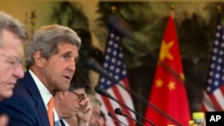 លោក​​​ ​​​​​​​​​​​​​John​​​ Kerry ​​​រដ្ឋ​មន្រ្តី​ការ​​​បរទេស​សហរដ្ឋ​អាមេរិក រូបទី២ ផ្នែកខាងឆ្វេងកំពុងថ្លែងក្នុងការប្រជំុអំពី បរិស្ថានជាមួយ មន្ត្រីប្រទេសចិននៅ Diaoyutai State Guesthouse⁣⁣ ក្នុងទីក្រុងប៉េកាំងកាលពីថ្ងៃទី ០៩ ខែកក្កដាឆ្នាំ២០១៤។