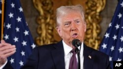 當選總統特朗普在佛羅里達州海湖莊園舉行的記者會上致詞。 (2024年1月7日)