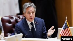 美國國務卿安東尼·布林肯2023年6月7日訪問沙特阿拉伯期間在首都利雅得與海灣合作委員會成員進行會議。