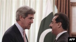 Jon Kerrining o’zi Pokistonni qanchalik tanqid qilmasin, bu xalqqa yordam berish tarafdori. Yiliga 1,5 milliard dollarlik noharbiy grant ajratishga doir hujjatni yoqlab chiqqan