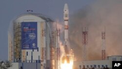 Roketi ya Russia aina ya Sayuz ikiwa imebeba satellite, ikipaa kwenda angani kutoka Vostochny, nje ya mji wa Tsiolkovsky, kilomita 200 kutoka mji wa Blagoveshchensk mashariki mwa Russia, Nov. 28, 2017. 