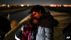 ARCHIVO - El migrante cubano Mario Pérez sostiene a su esposa mientras esperan ser procesados para solicitar asilo después de cruzar la frontera hacia los Estados Unidos el 6 de enero de 2023, cerca de Yuma, Arizona, EEUU.