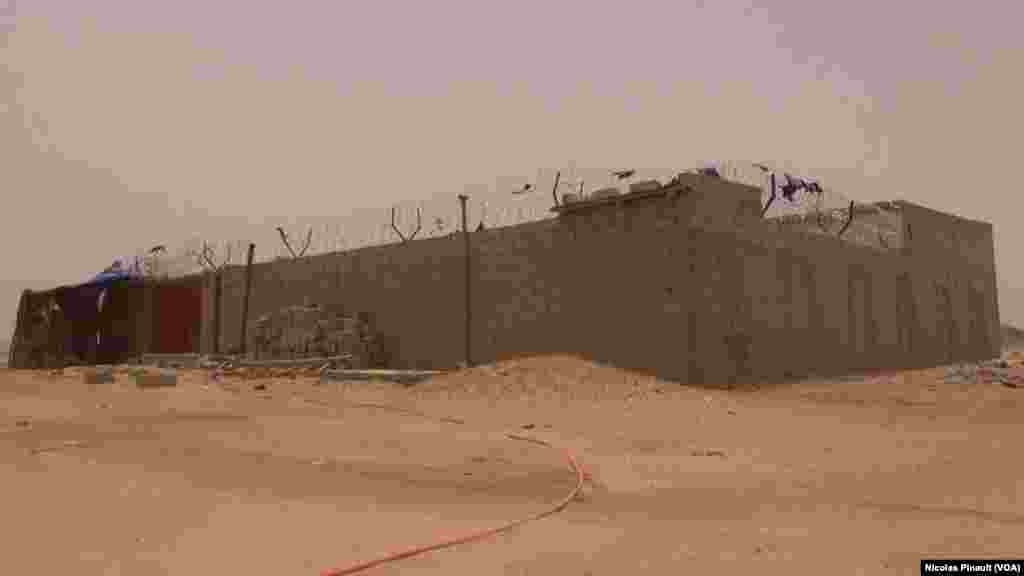 Daya daga cikin ginin cibiyar horas da 'yan Boko Haram, Diffa, Nijar, ranar 17 ga watan Afirilu 2017 (VOA/Nicolas Pinault)