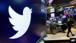 ARHIVA - Logo Twittera na jednom od ekrana na Njujorškoj berzi, 8. februara 2018. godine (Foto: AP/Richard Drew) 