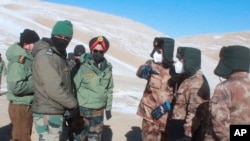 在這張由印度軍隊提供的照片中，印度和中國的軍官們在印中邊境的班公湖地區舉行會議。（2020年2月10日）