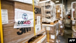 រូបឯកសារ៖ សម្ភារៈពេទ្យរបស់ទីភ្នាក់ងារ USAID ប្រចាំប្រទេស Dubai ត្រូវបានដឹកជញ្ជូនមកកាន់មូលដ្ឋានយោធានៅរដ្ឋ Oregon សហរដ្ឋអាមេរិក កាលពីថ្ងៃទី១០ ខែមេសា ឆ្នាំ២០២០។ (រូបថតដោយ៖ Sgt. 1st Class Zachary Holden/US Department of Defense/AFP)