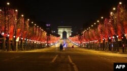 រូបឯកសារ៖ វិថី Champs Elysee នៅ​ក្នុង​ទីក្រុងប៉ារីស ក្នុង​ឱកាស​ចូលឆ្នាំ​សាកល​កន្លង​ទៅ​នេះ មាន​ភាពស្ងប់ស្ងាត់ ដោយសារ​មាន​បំរាមគោចរ​ចាប់ពី​ម៉ោង៨ល្ងាច ដល់​ម៉ោង​៦ព្រឹក ​នៅ​ក្នុង​ប្រទេស​បារាំង ដើម្បី​បញ្ជៀស​រលក​ទីបី​នៃ​ការរាតត្បាត​ដោយ​​ជំងឺ​កូវីដ១៩។