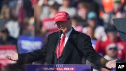 نامزد جمهوری‌خواه ریاست‌جمهوری و رئیس‌جمهوری پیشین، دونالد ترامپ، در تاریخ ۱۳ آبان ۱۴۰۳، در یک گردهمایی انتخاباتی در لیتیتز، پنسیلوانیا سخنرانی می‌کند.