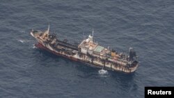 厄瓜多尔海军在加拉帕戈斯群岛附近的太平洋海域上监视一支大多插着中国国旗的渔船船队中的一艘渔船。（2020年8月7日）