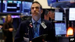 交易員格雷格里·羅伊在紐約證交所交易廳工作。（美聯社2020年3月6日攝）