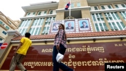 រូបឯកសារ៖ មនុស្ស​ម្នា​ដើរ​កាត់​សាលា​ដំបូង​រាជធានី​ភ្នំពេញ ថ្ងៃទី១១ ខែធ្នូ ឆ្នាំ២០១៨។