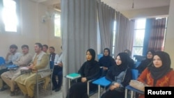 Studenti na nastavi pod novim uslovima na Univerzitetu Avicenna u Kabulu, Afganistan, 6. septembar 2021.