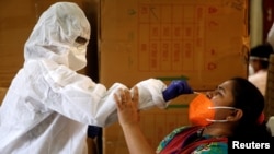 በህንድ ሙምባይ የኮሮና ቫይረስ ምርመራ .