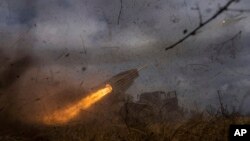 Ukrajinska amfibijska jurišna brigada puca na ruske položaje na liniji fronta. AP Photo/Evgeniy Maloletka