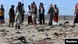 یمن کے جنوبی علاقے میں خودکش حملے کے بعد لوگ اکھٹے ہو رہے ہیں۔ دسمبر 2016