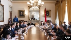 资料照：2024年4月16日，中国财政部副部长廖岷（左四）和中国人民银行副行长宣昌能(左五)在美国财政部举行的中美金融工作组和经济工作组会议期间与美国财政部长珍妮特-耶伦(右四)举行会晤。