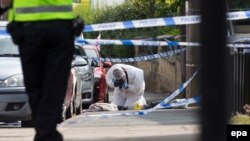 អ្នក​ស៊ើបអង្កេត​កន្លែង​កើត​ហេតុ​កំពុង​តែ​ធ្វើ​ការ​របស់​ខ្លួន ទី​ដែល​អ្នក​តំណាងរាស្រ្ត Jo Cox របស់​អង់គ្លេស​ត្រូវ​​បាន​គេ​រាយការណ៍​ថា បាន​រង​របួស​ជា​ទម្ងន់ នៅ​ក្នុង​ក្រុង Birstall ប្រទេស​អង់គ្លេស កាលពី​ថ្ងៃទី១៦ ខែមិថុនា ឆ្នាំ២០១៦។