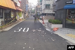 Benda tak dikenal yang diyakini berasal dari balon Korea Utara yang berisi sampah, yang melintasi perbatasan antarKorea, di sebuah jalan di Seoul. (Foto: via AFP)