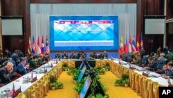 東盟國防部長出席在老撾萬象舉行的會議。 (美聯社：2024年11月20日)