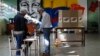 Un hombre vota durante el referendo consultivo sobre el Esequibo en Caracas, Venezuela, este domingo 3 de diciembre de 2023.